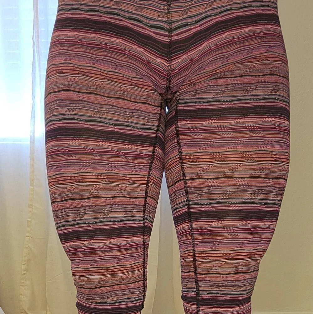 Lululemon Wunder Under Crop III - Picture 2 of 8
